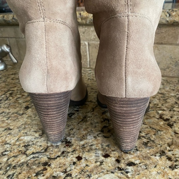 VINCE CAMUTO Braden Suede Slouch Boots Almond Latte 3" Heel Size 9 - Picture 8 of 13